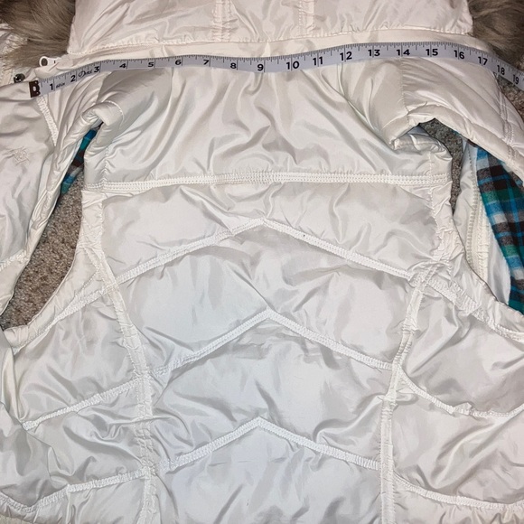 Classic Y2K White Quilted Puffer Vest with Detachable Hood and Faux Fur Trim - Picture 10 of 11